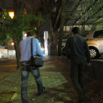 深夜の東洋人街を俺（右）とシユウさんが歩く