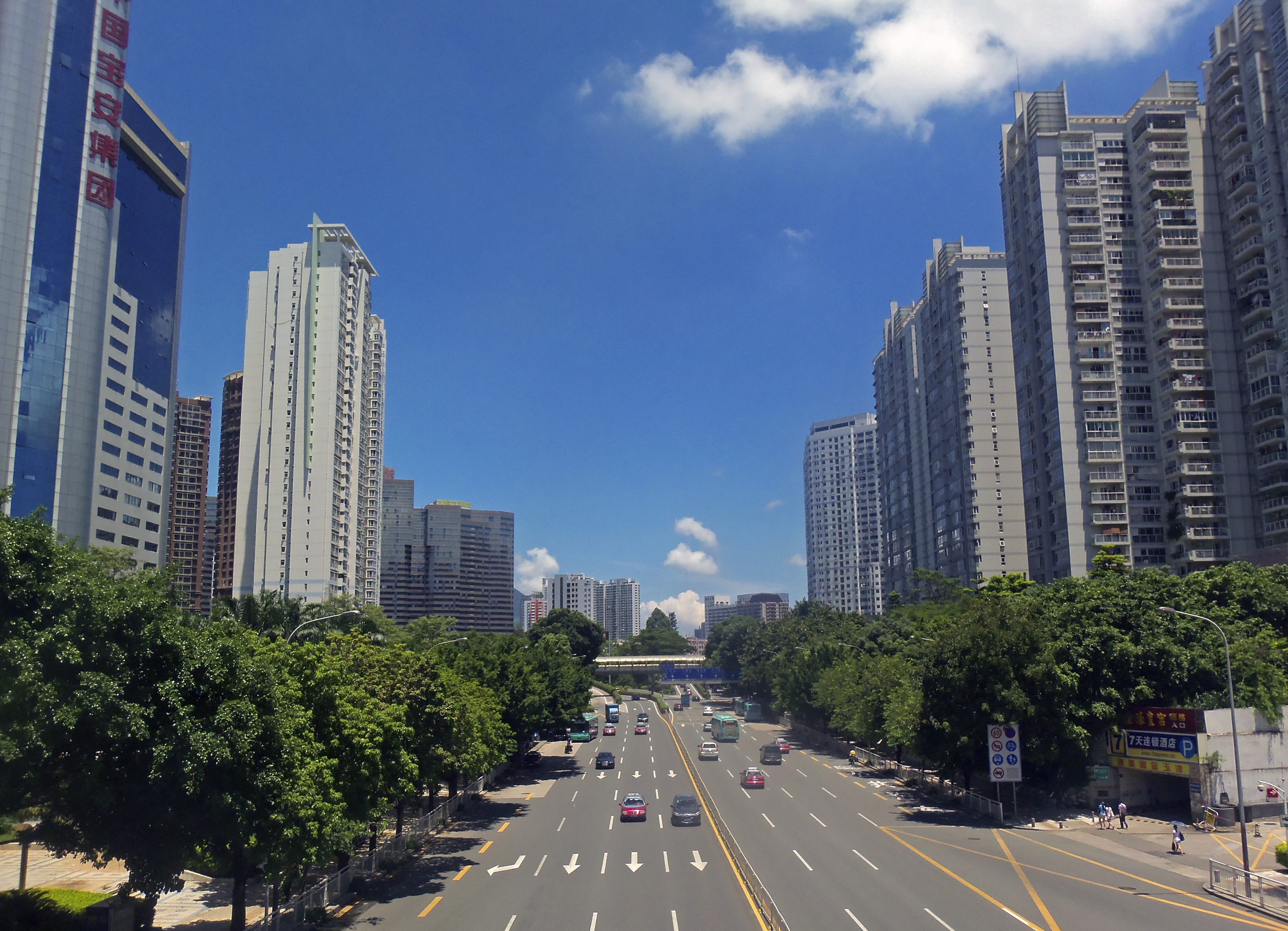 View_east_along_Sungang_East_Road_from_Renmin_North_Road,_Shenzhen,_China