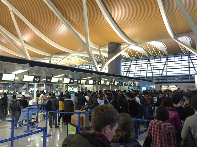 早朝の浦東空港。既に長蛇の列ができて混雑