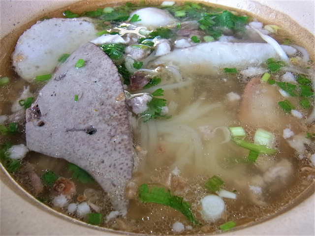 クイッティアオの最もベーシックなスープは豚骨や鶏ガラでとる透明スープ