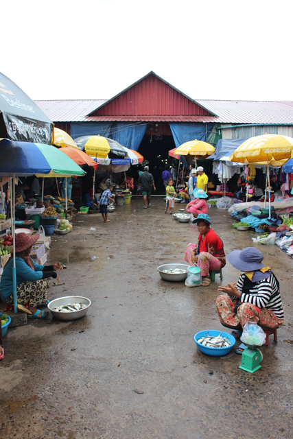 ココンのローカル市場で商うおばはんたち。カンボジアの地方ではこんな市場が買い物の主流