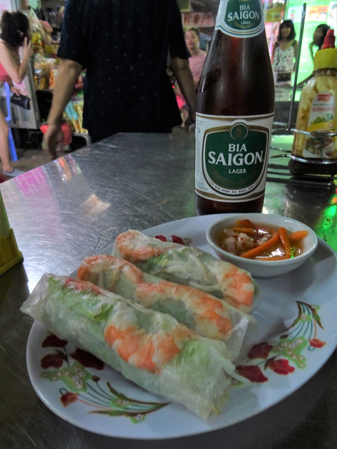 東南アジアでは、ベトナムのビール消費量が多いが、レストランでさえ大瓶100円程度と安いのも理由