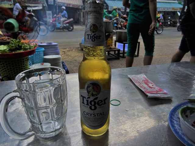 これはベトナムの「タイガービール」のクリスタルだが、タイでは「サンミゲル」のライトが透明瓶を使う