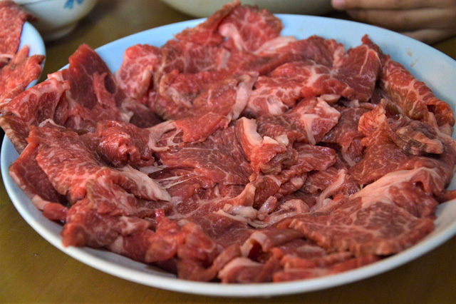 日本式のタレもいいが、ここまでいい肉ならタイ産の天然塩だけで食べたいもの。